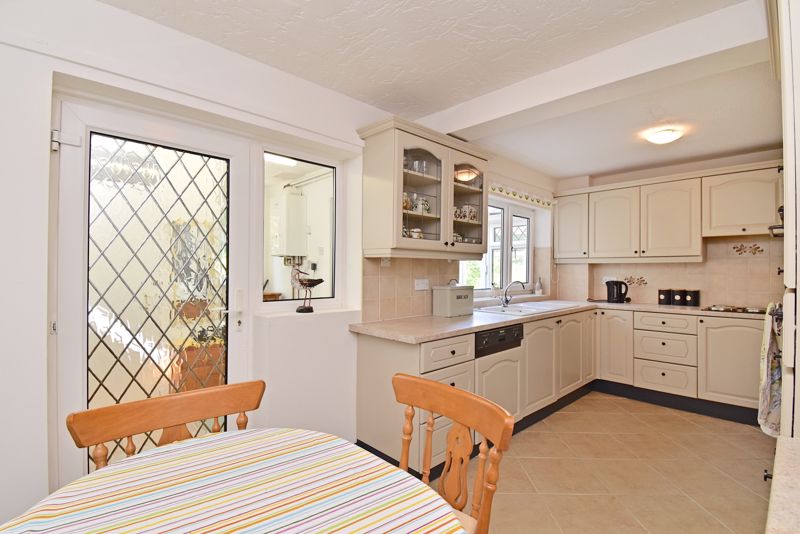 Kitchen/Breakfast Room- click for photo gallery